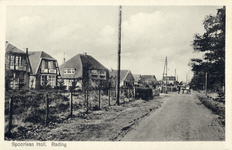 10588 Gezicht op de Spoorlaan te Hollandsche Rading (gemeente Maartensdijk) uit het zuiden, met links de voorgevels van ...